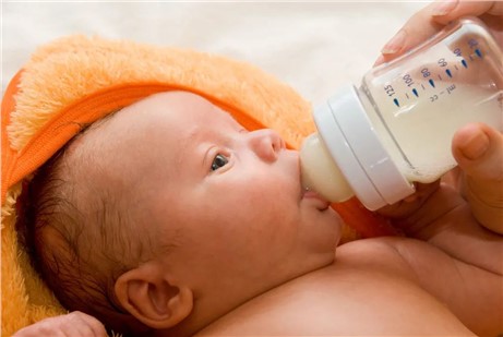 宝宝不肯吃奶瓶，居然可以用这些方法搞定！